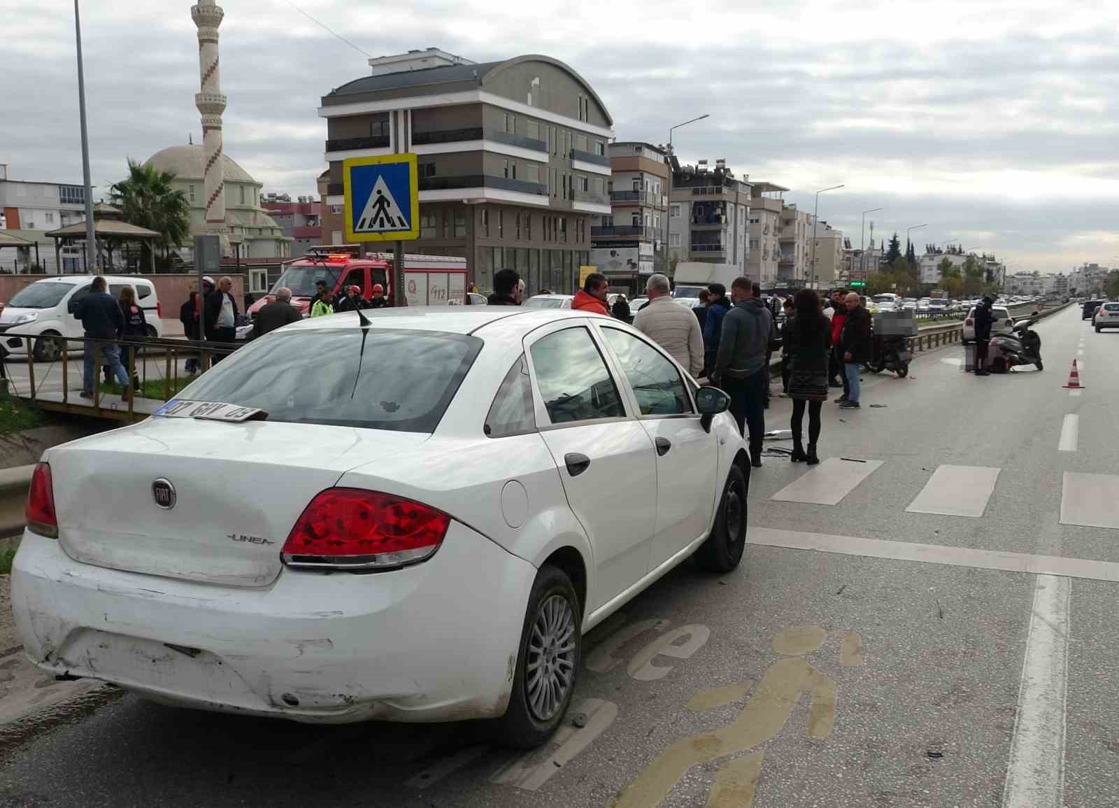 yayaya yol veren motosikletli arkasindan gelen otomobilin carpmasiyla kanala uctu 4 UO5zE6Vf