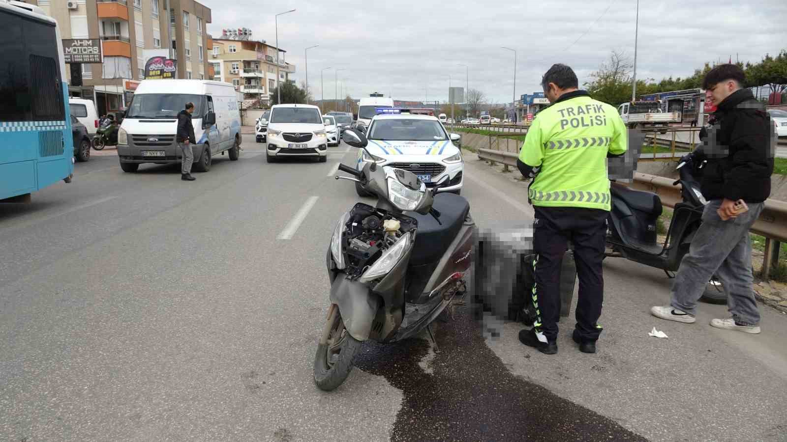 yayaya yol veren motosikletli arkasindan gelen otomobilin carpmasiyla kanala uctu 5