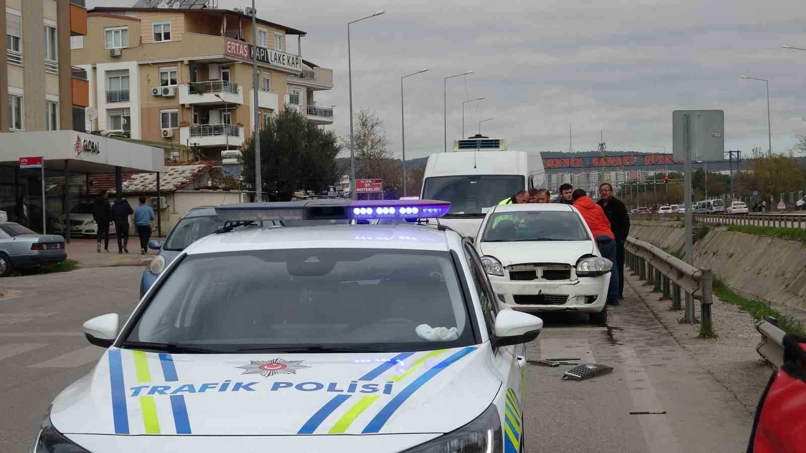 yayaya yol veren motosikletli arkasindan gelen otomobilin carpmasiyla kanala uctu 6