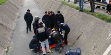 yayaya-yol-veren-motosikletli-arkasindan-gelen-otomobilin-carpmasiyla-kanala-uctu-Ztu9Zei2.jpg