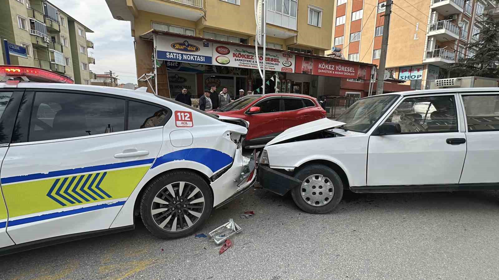 yayaya yol veren polis aracina tofas otomobil arkadan carpti 0 7lP5ktKS