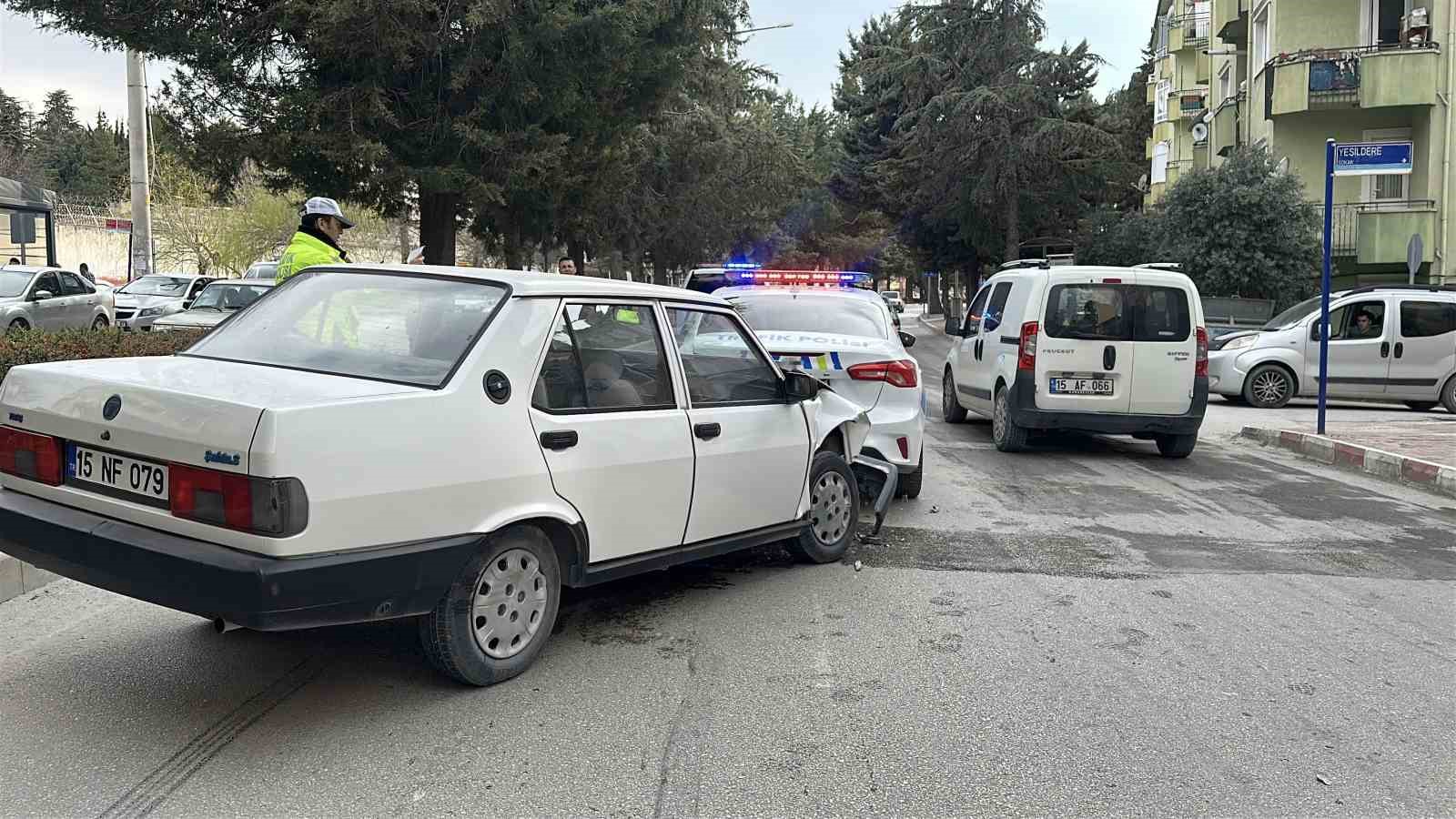 yayaya yol veren polis aracina tofas otomobil arkadan carpti 2 y4BC4QL3