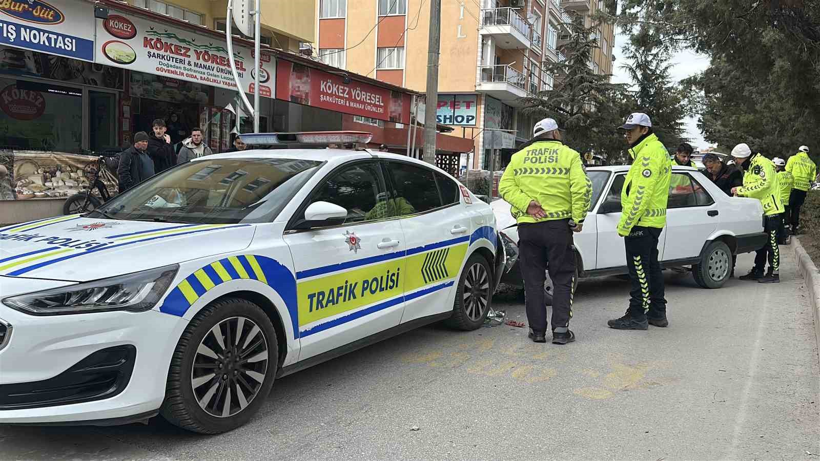 yayaya yol veren polis aracina tofas otomobil arkadan carpti 3
