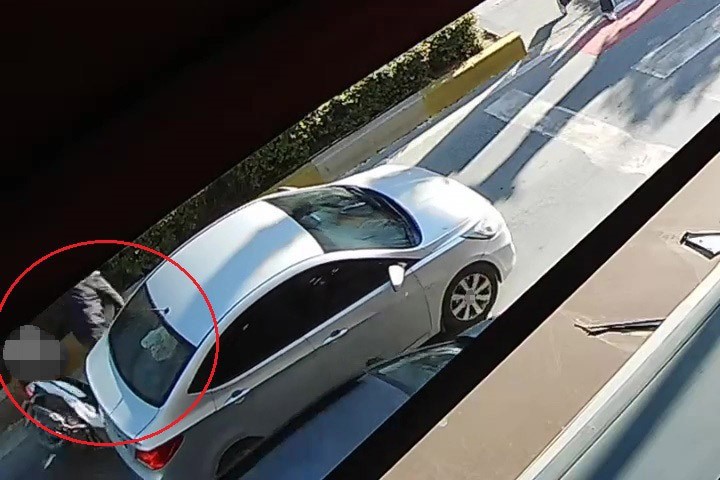 yayaya yol vermek icin duran otomobile arkadan carpti o anlar guvenlik kamerasinda 0 j8tQrBC4