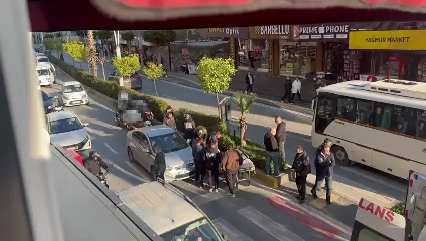 yayaya yol vermek icin duran otomobile arkadan carpti o anlar guvenlik kamerasinda 1 Xacu7ZF1