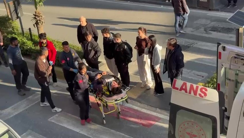 yayaya yol vermek icin duran otomobile arkadan carpti o anlar guvenlik kamerasinda 2 FqsPrg3T