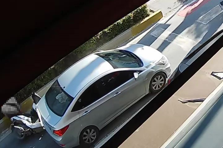 yayaya yol vermek icin duran otomobile arkadan carpti o anlar guvenlik kamerasinda 3 1mkrTwYd