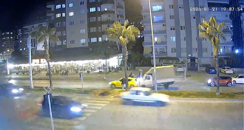 Yayaya yol vermek isterken zincirleme kazaya neden oldu 4 yayaya yol vermek isterken zincirleme kazaya neden oldu 0 wsEdCHwd