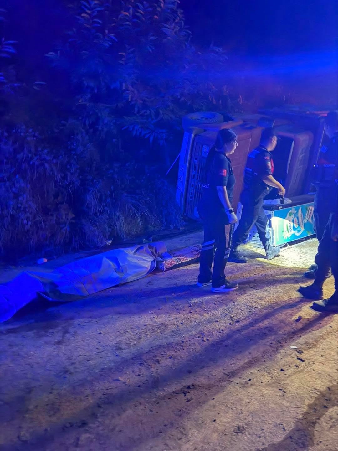 Yayla dönüşünde devrilen kamyonetteki 1 kişi hayatını kaybetti, 1 kişi yaralandı 4 yayla donusunde devrilen kamyonetteki 1 kisi hayatini kaybetti 1 kisi yaralandi 0