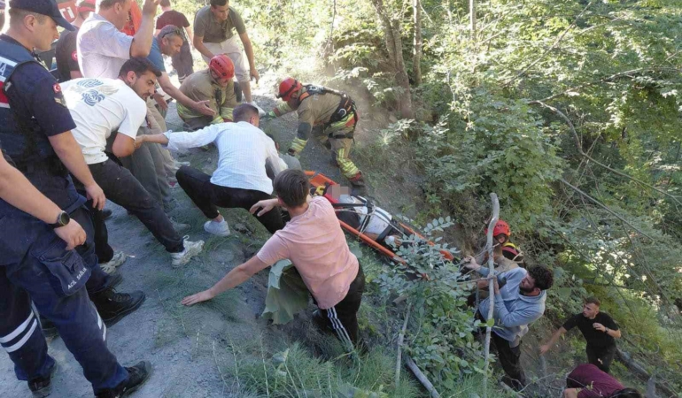 yayla-yolunda-otomobil-ucuruma-yuvarlandi-1-yarali-squgaPnL.jpg