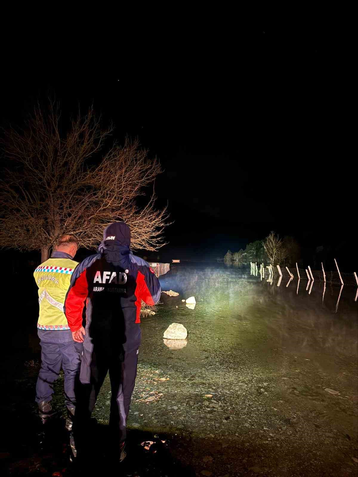 yaylada mahsur kalan coban ve yuzlerce hayvana botla yem ile erzak tasidilar 6 pH3KLZQI