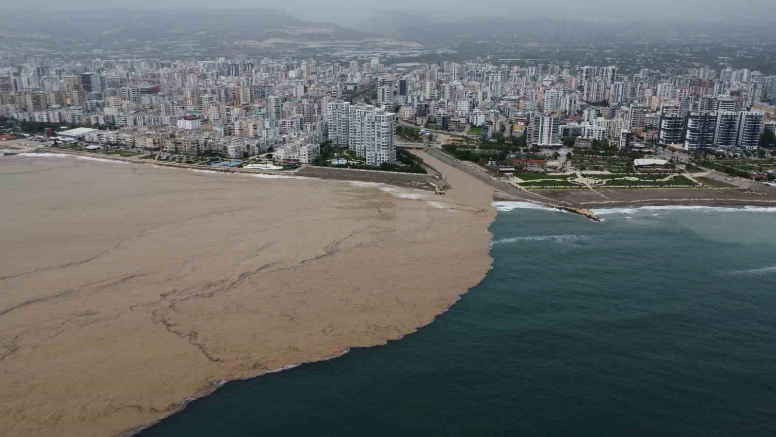 Yaylalardaki sel dereleri coşturdu, Akdeniz’i kahverengiye bürüdü 4 yaylalardaki sel dereleri costurdu akdenizi kahverengiye burudu 0