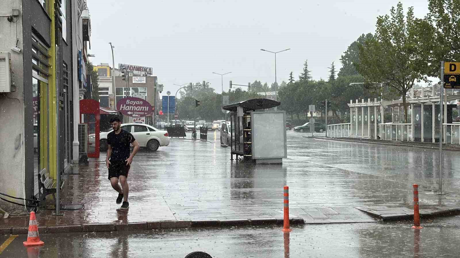 yaz sicagini saganak ve kuvvetli ruzgar bozdu 1 PLXBH3fj