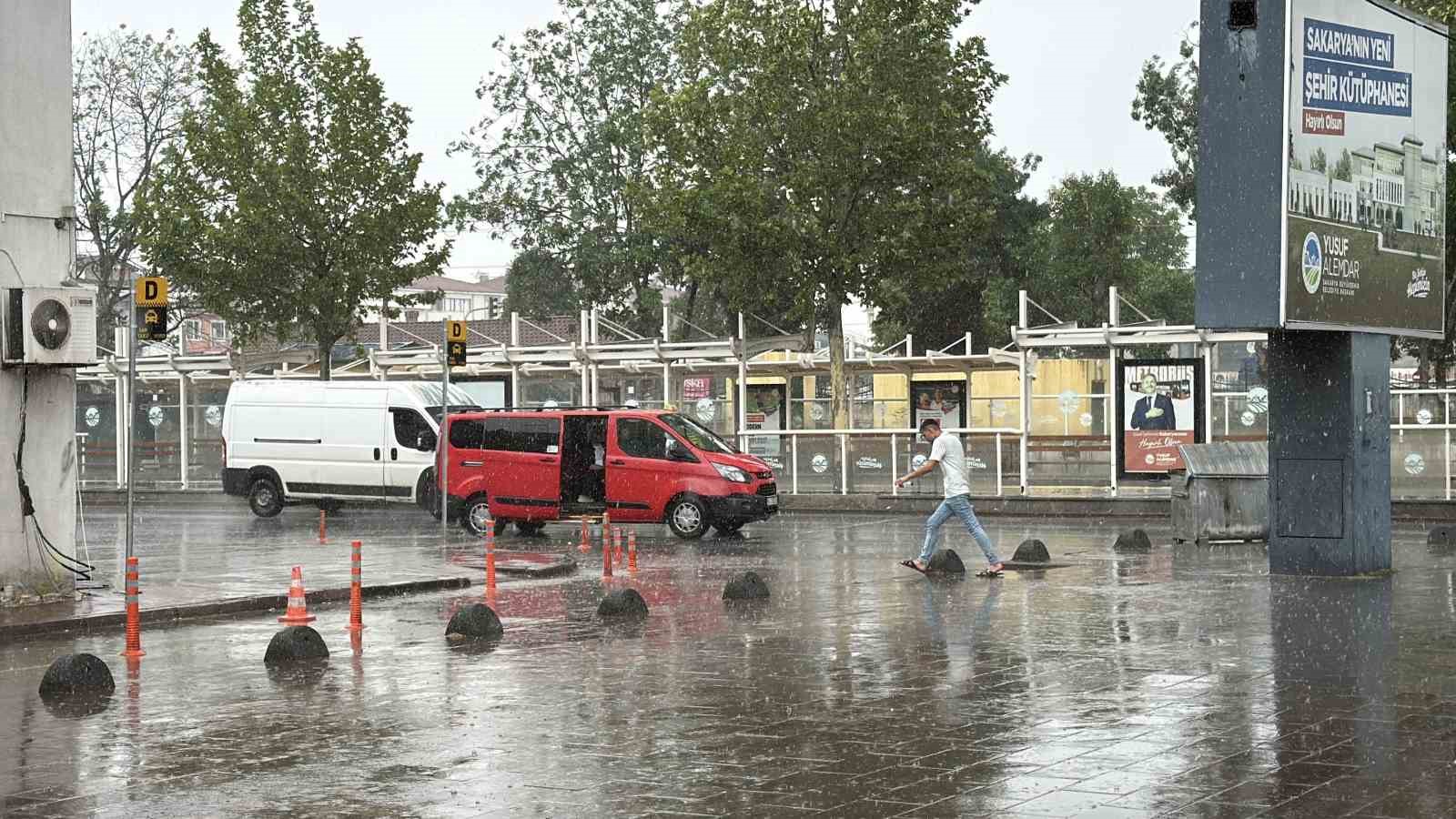 yaz sicagini saganak ve kuvvetli ruzgar bozdu 3 QTjDwtTS