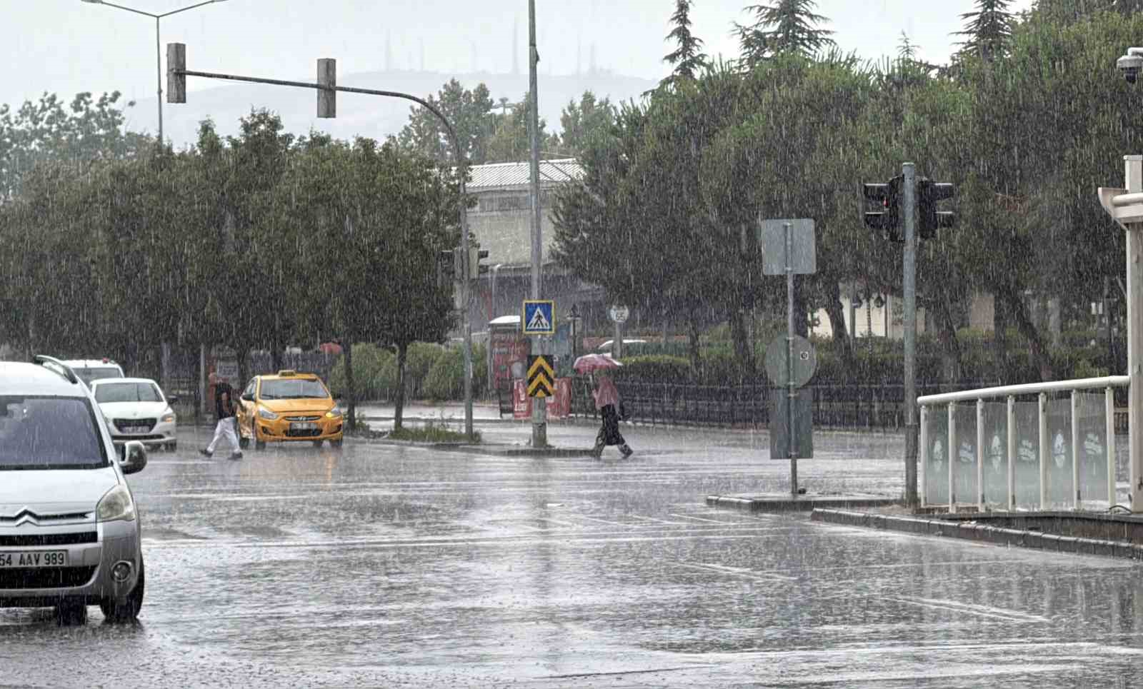 yaz sicagini saganak ve kuvvetli ruzgar bozdu 5 4OqNcOzH