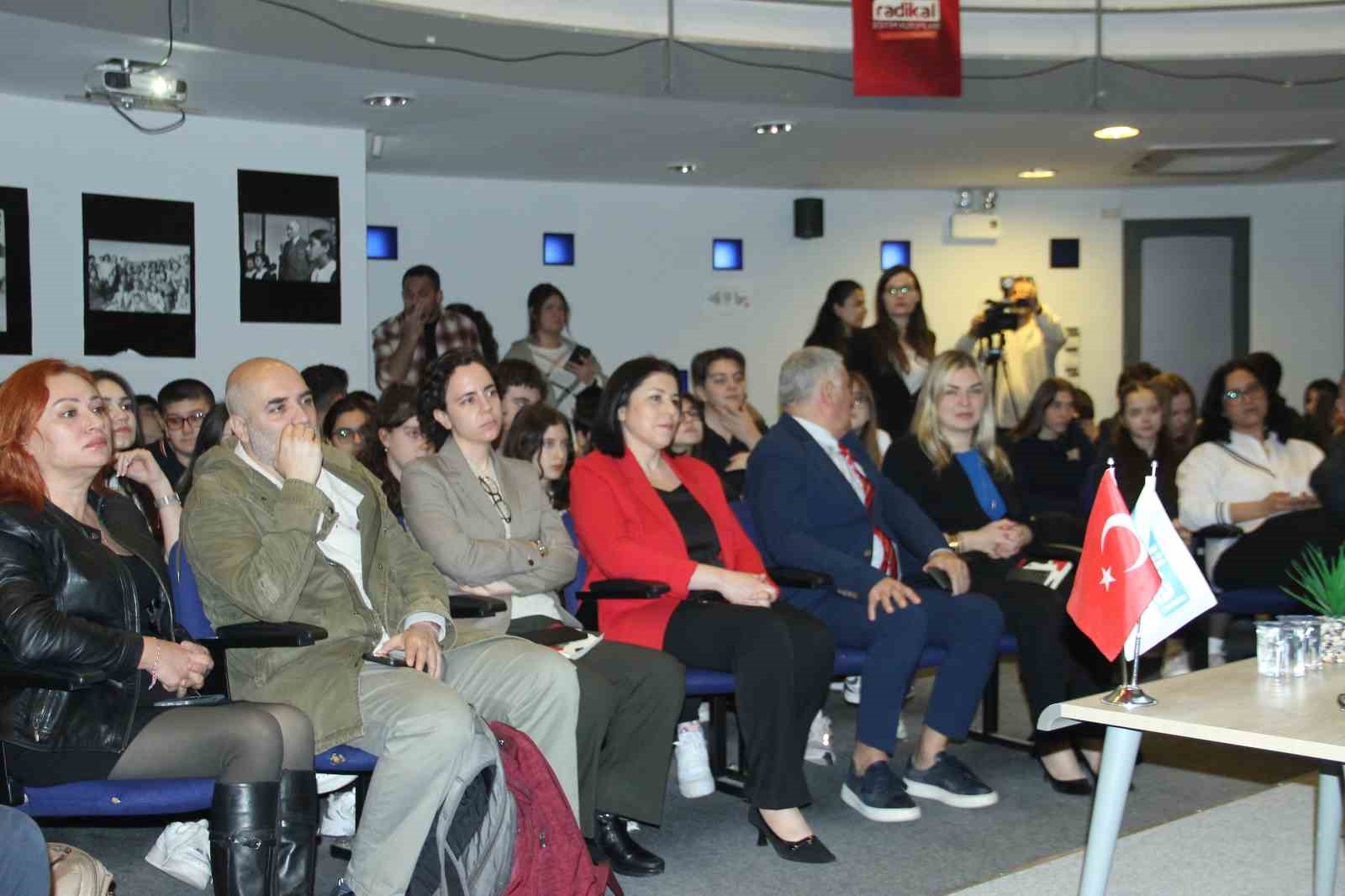 yazar latife tekin izmirde lise ogrencileriyle bulustu 4 JZ4yAXGM