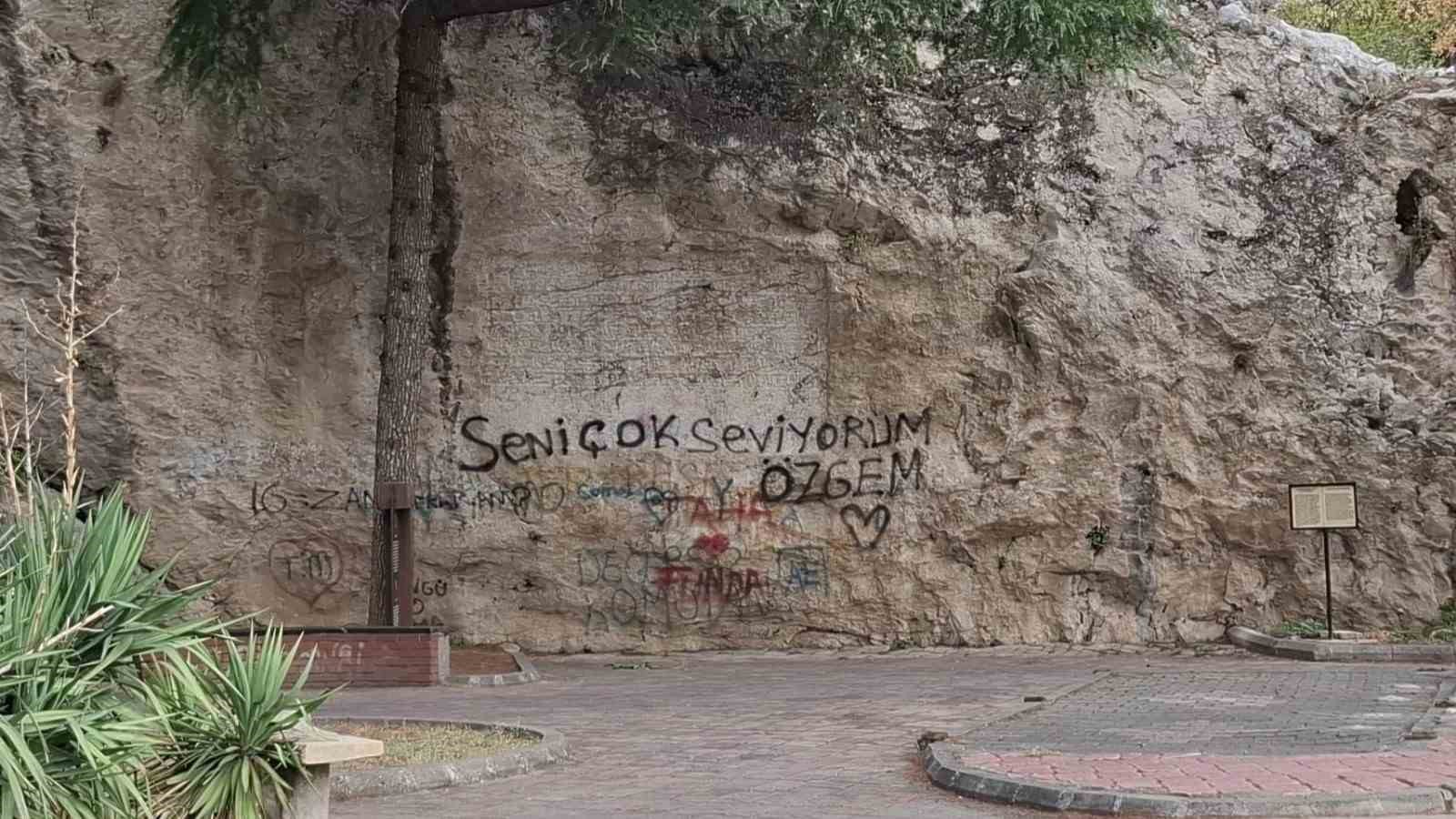 Yazboz tahtasına dönmüştü, restore edilen 600 yıllık kaya kitabenin dünyada tek olduğu ortaya çıktı 9 yazboz tahtasina donmustu restore edilen 600 yillik kaya kitabenin dunyada tek oldugu ortaya cikti iKehOyqM