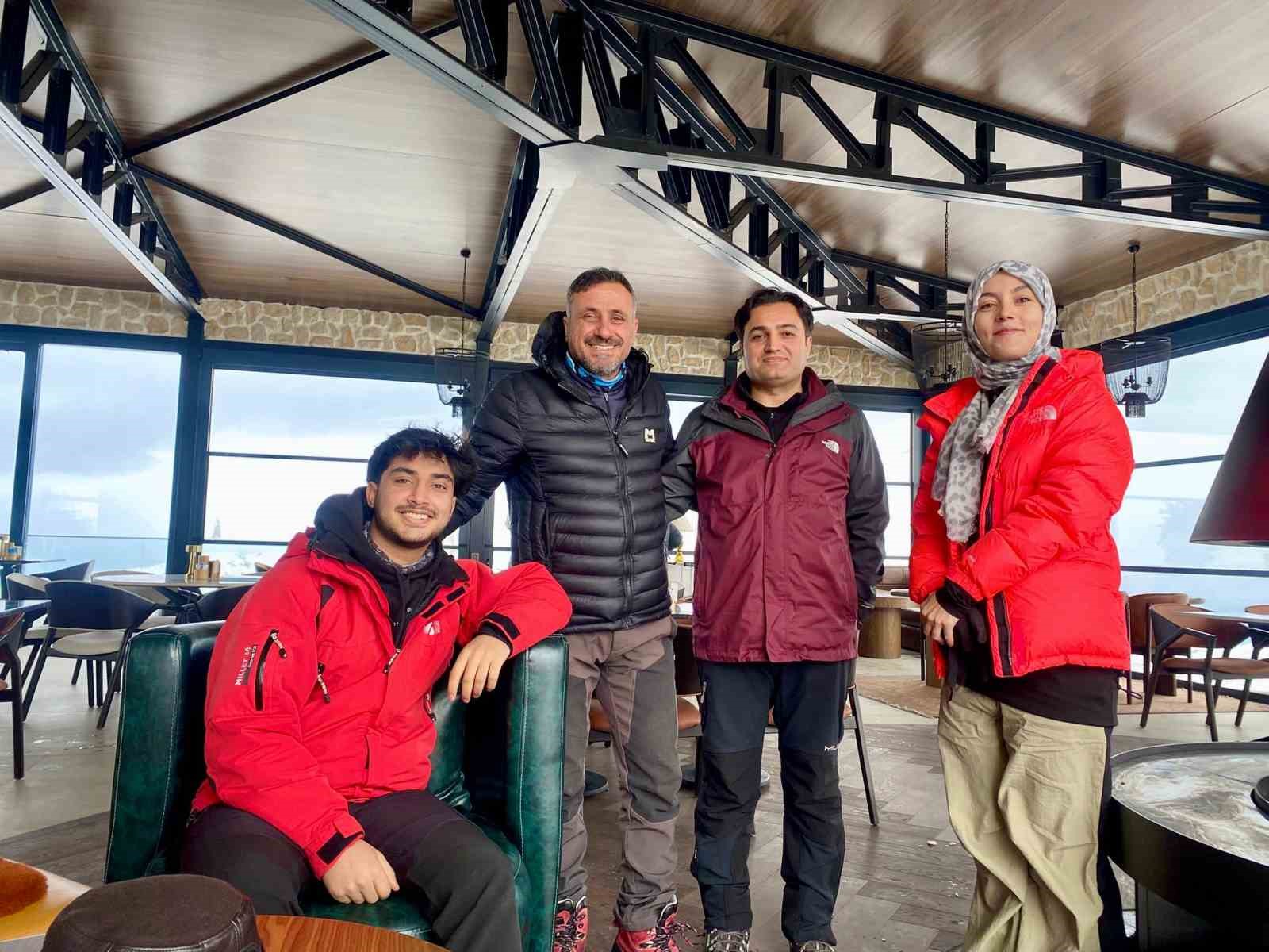 yazin dalgalanan bayrak kisin buz kesti o anlar goruntulendi 3 ZjPN9Ozb