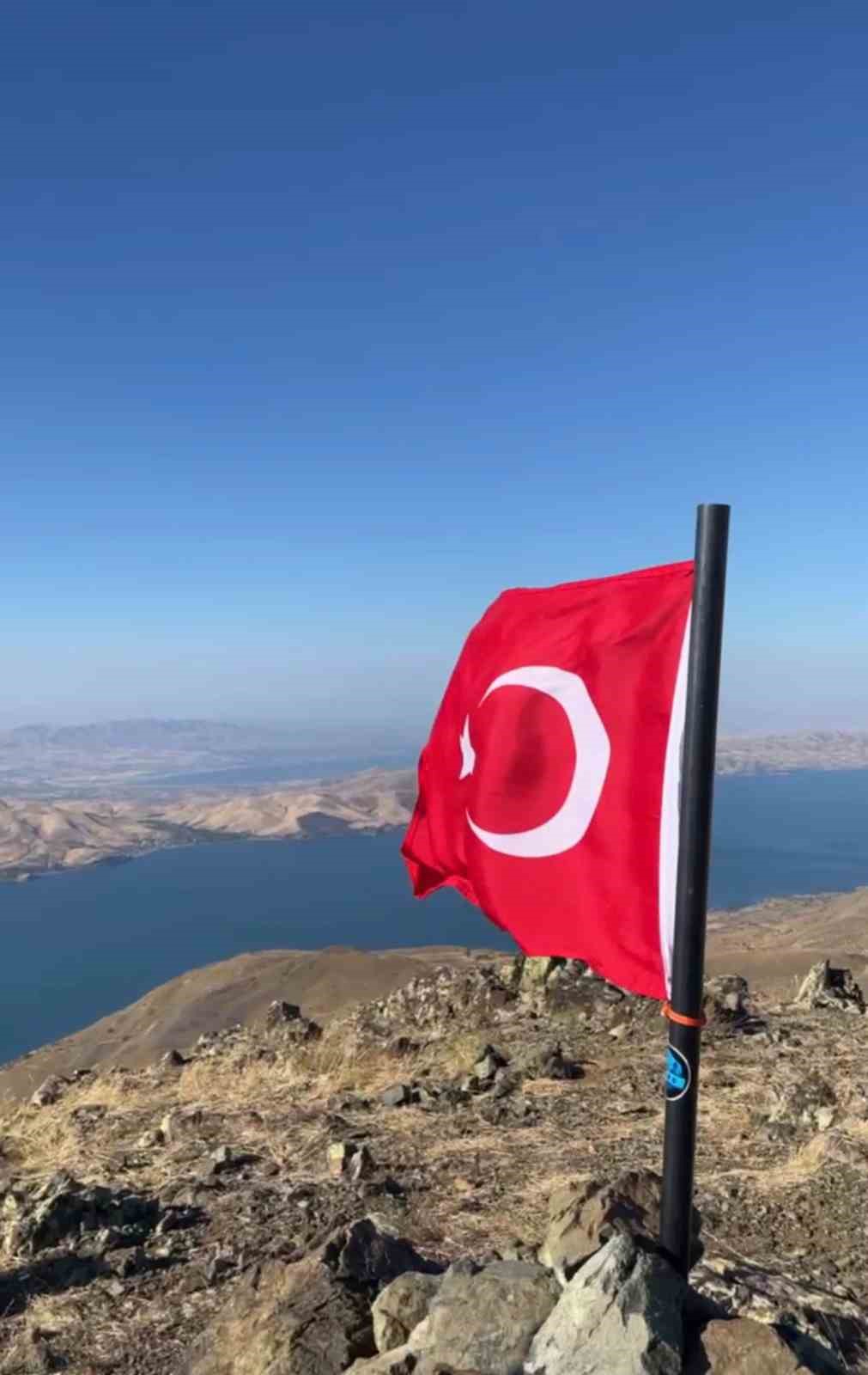 yazin dalgalanan bayrak kisin buz kesti o anlar goruntulendi 5 Dhm1RhV1
