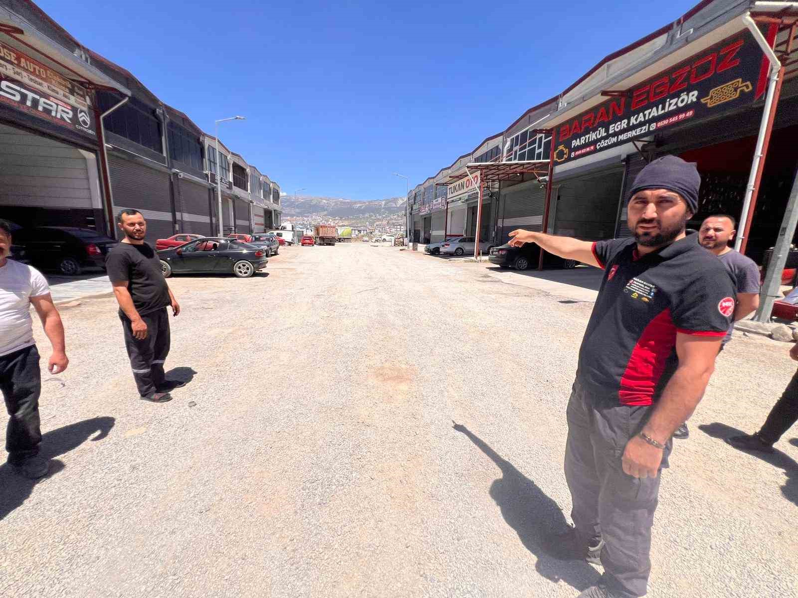 yazin toz kisin camur cilesi esnafi bezdirdi burayi belediyenin yapmasi gerekiyor 2