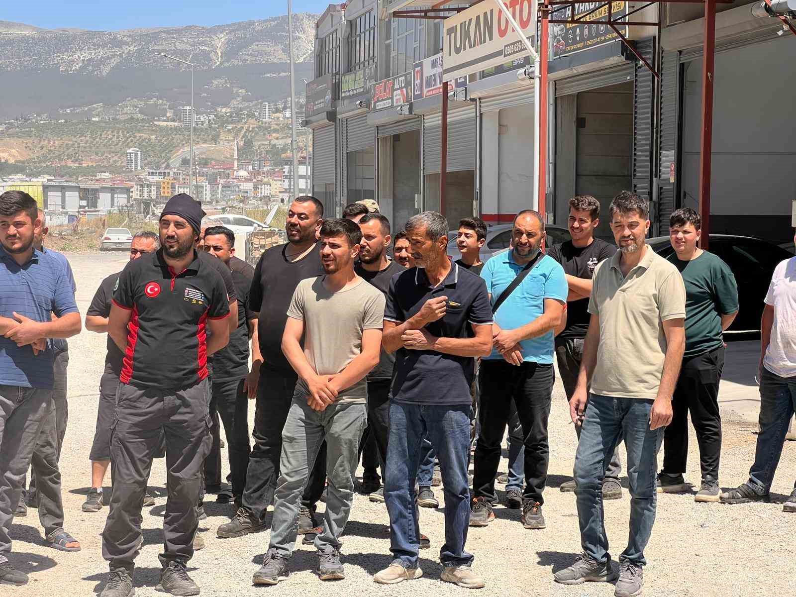 yazin toz kisin camur cilesi esnafi bezdirdi burayi belediyenin yapmasi gerekiyor 3 9bpajeyQ