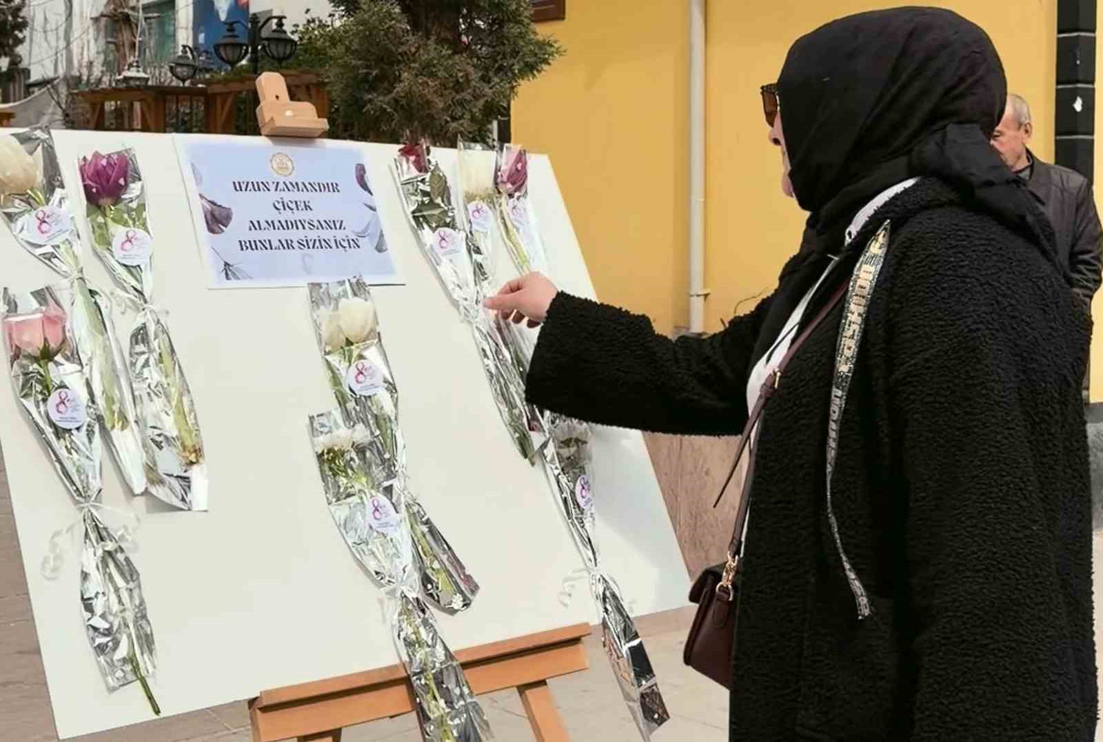 yaziyi okuyan cicek aldi yasli kadin hayatinda ilk kez bu mutlulugu yasadi 0 Cc7f4JCm