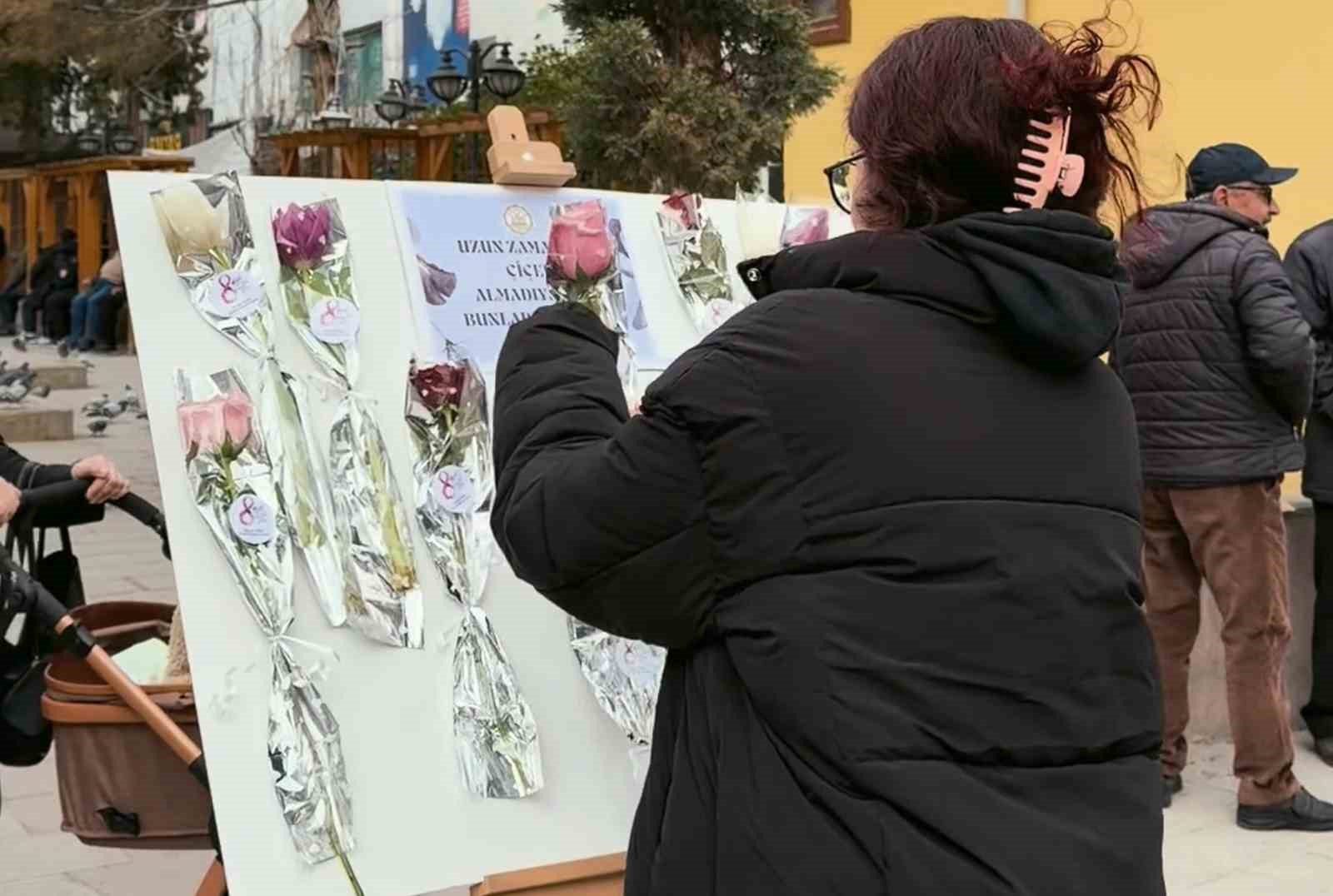 yaziyi okuyan cicek aldi yasli kadin hayatinda ilk kez bu mutlulugu yasadi 2 TDpQl9z7