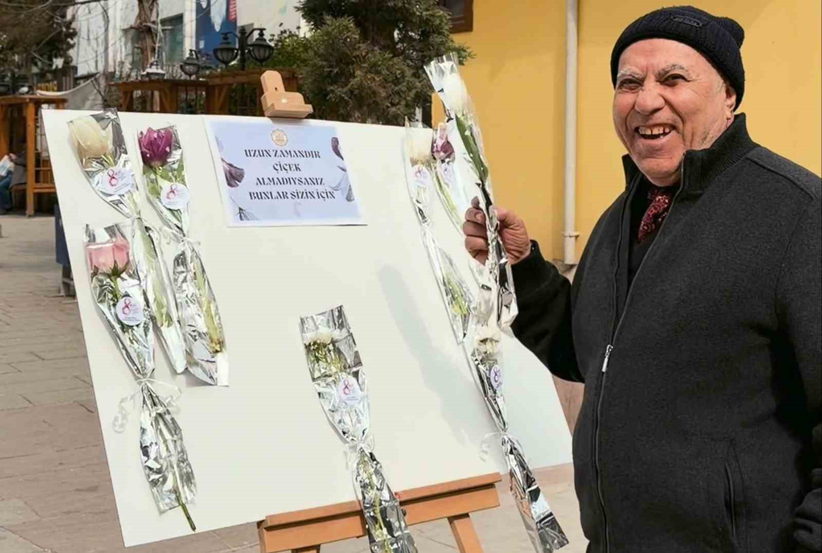 yaziyi okuyan cicek aldi yasli kadin hayatinda ilk kez bu mutlulugu yasadi 3