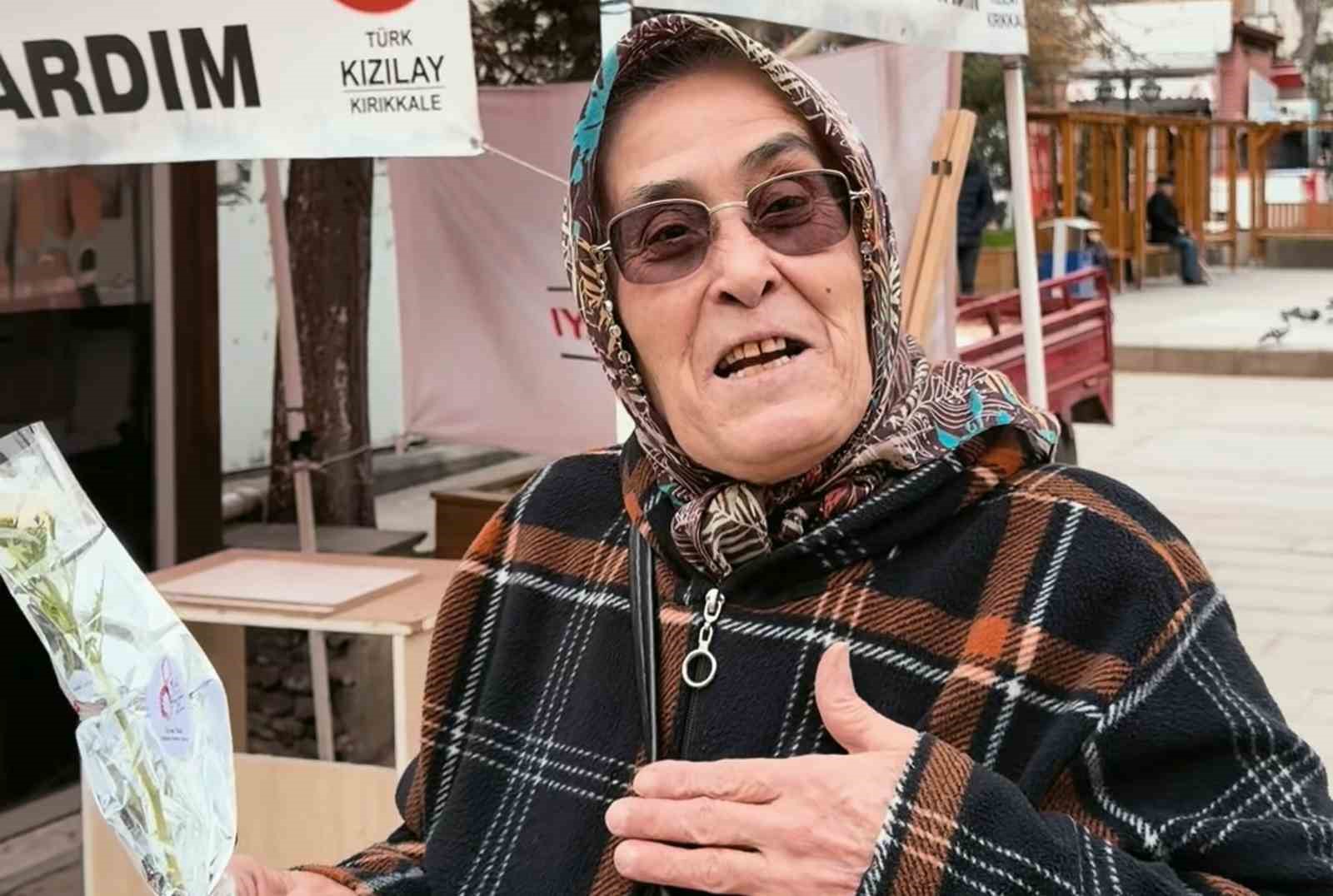 yaziyi okuyan cicek aldi yasli kadin hayatinda ilk kez bu mutlulugu yasadi 4 HB6fNZ3U