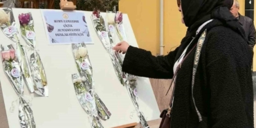 yaziyi-okuyan-cicek-aldi-yasli-kadin-hayatinda-ilk-kez-bu-mutlulugu-yasadi-jk1Ah8Ml.jpg