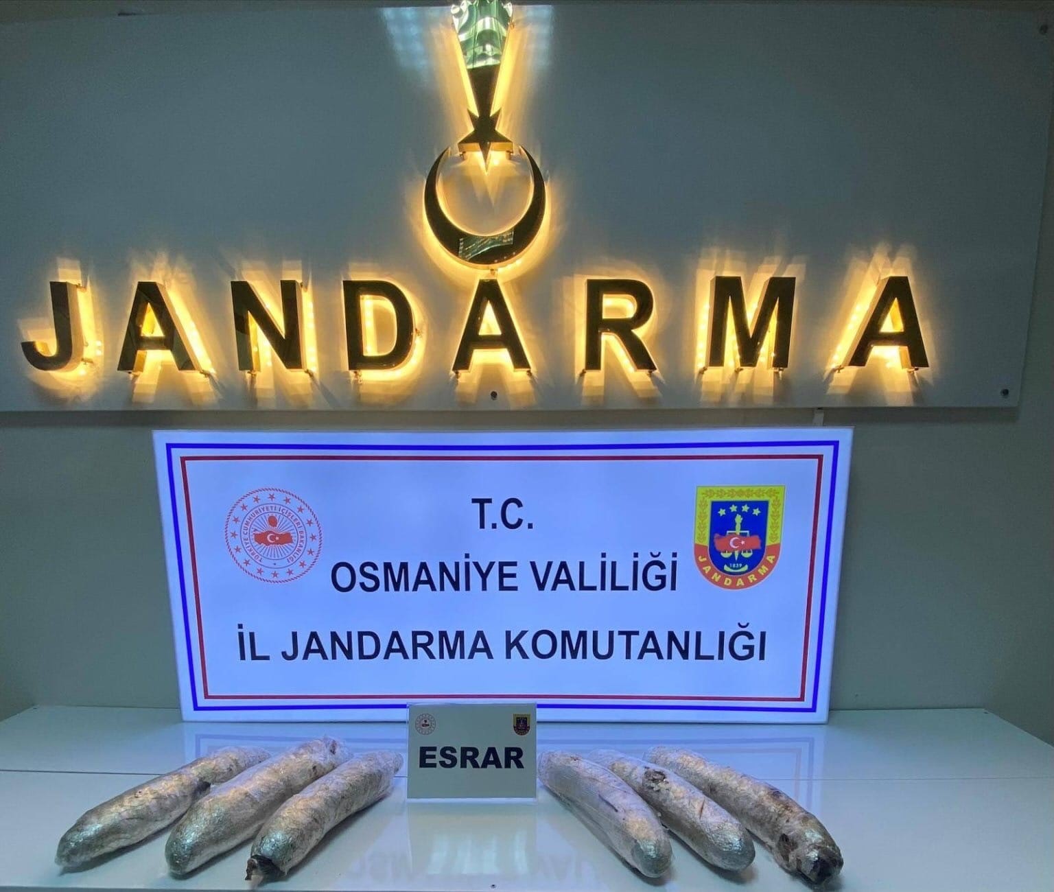 yedek lastikten 2 kilo esrar cikti 0 IkeHjAed