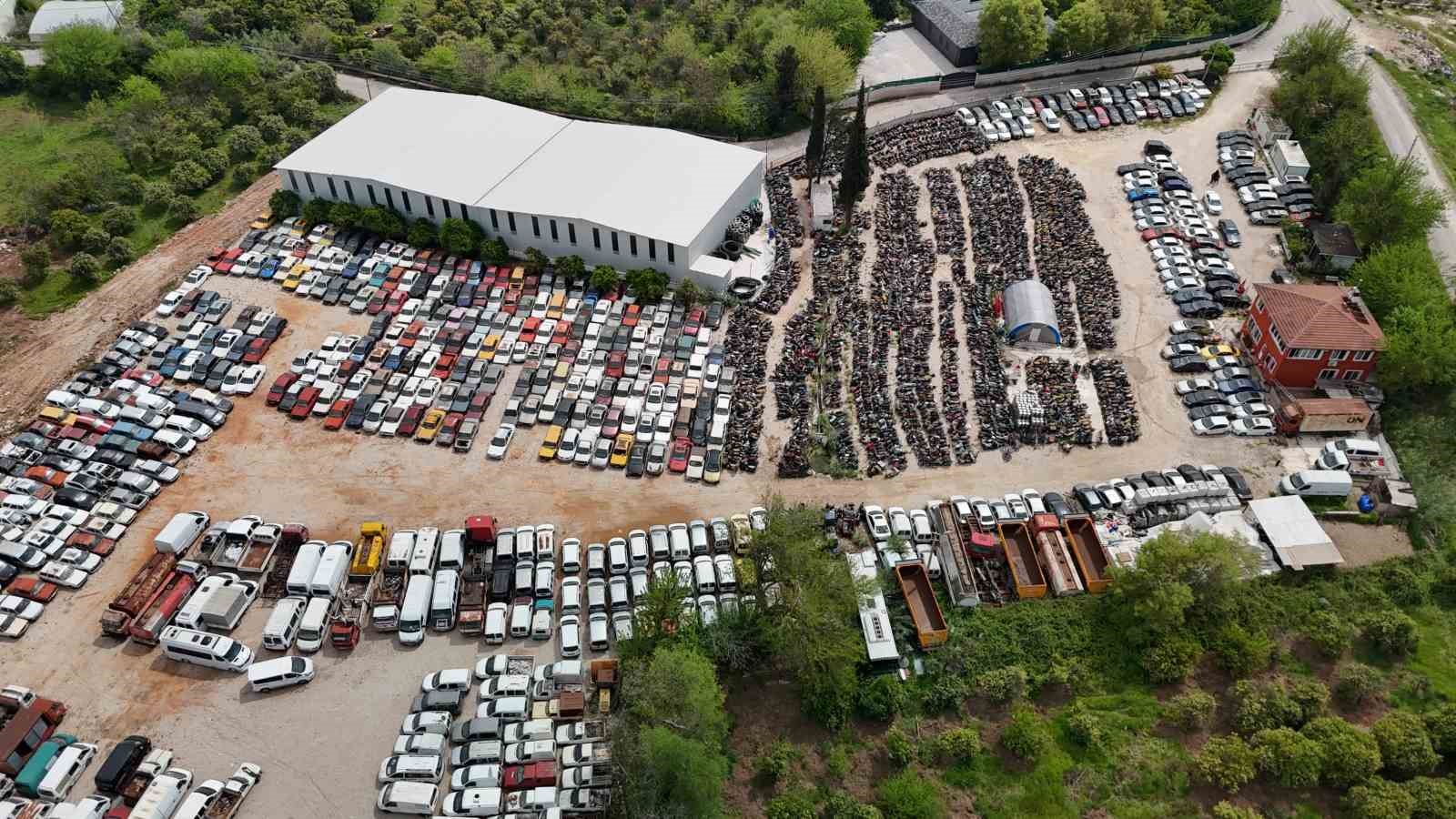 yediemin otoparklari arac mezarligina dondu milyonluk araclarla hurdaya donenler ayni alanda sahiplerini bekliyor 0 qkOSrfUl