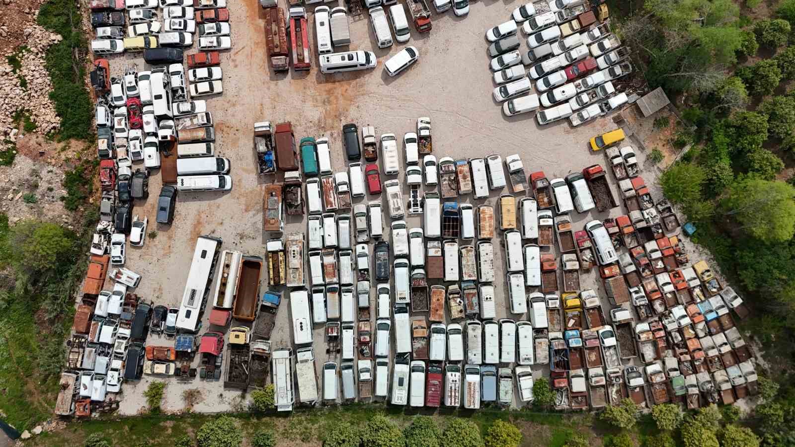 yediemin otoparklari arac mezarligina dondu milyonluk araclarla hurdaya donenler ayni alanda sahiplerini bekliyor 1 BATyvSRn
