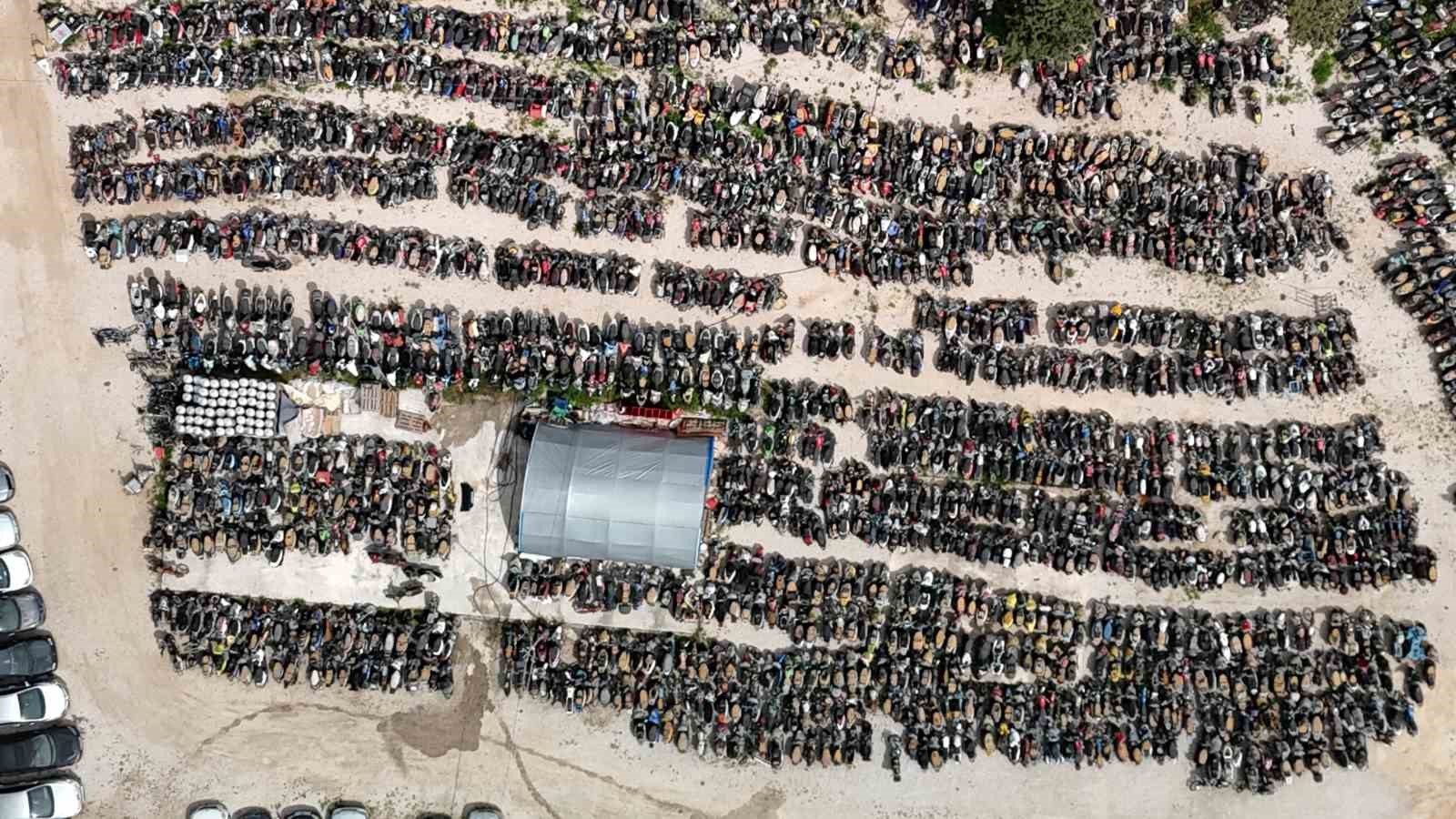 yediemin otoparklari arac mezarligina dondu milyonluk araclarla hurdaya donenler ayni alanda sahiplerini bekliyor 2 g2NJUNvT