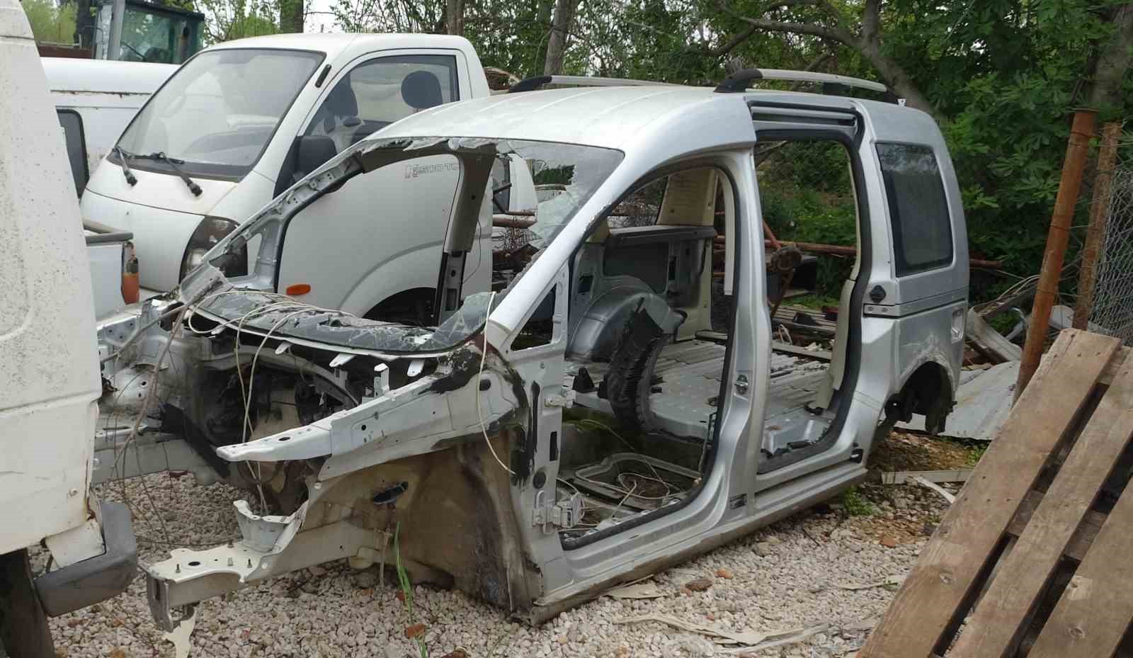 yediemin otoparklari arac mezarligina dondu milyonluk araclarla hurdaya donenler ayni alanda sahiplerini bekliyor 7 FOdcMmBR