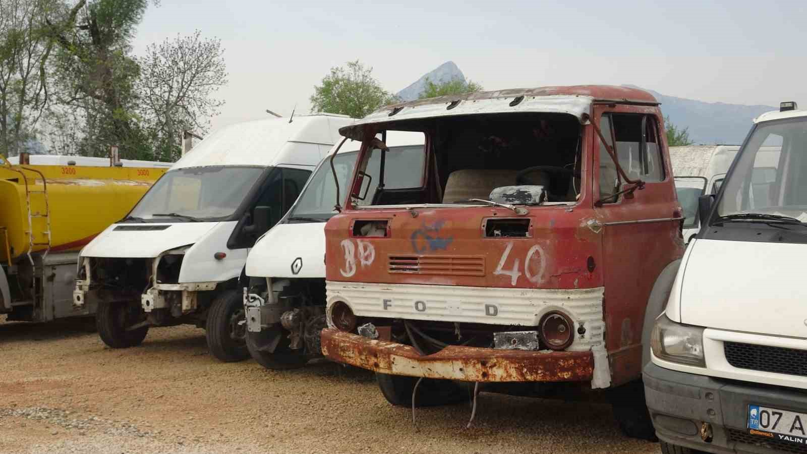 yediemin otoparklari arac mezarligina dondu milyonluk araclarla hurdaya donenler ayni alanda sahiplerini bekliyor 8 bkQiMRwR