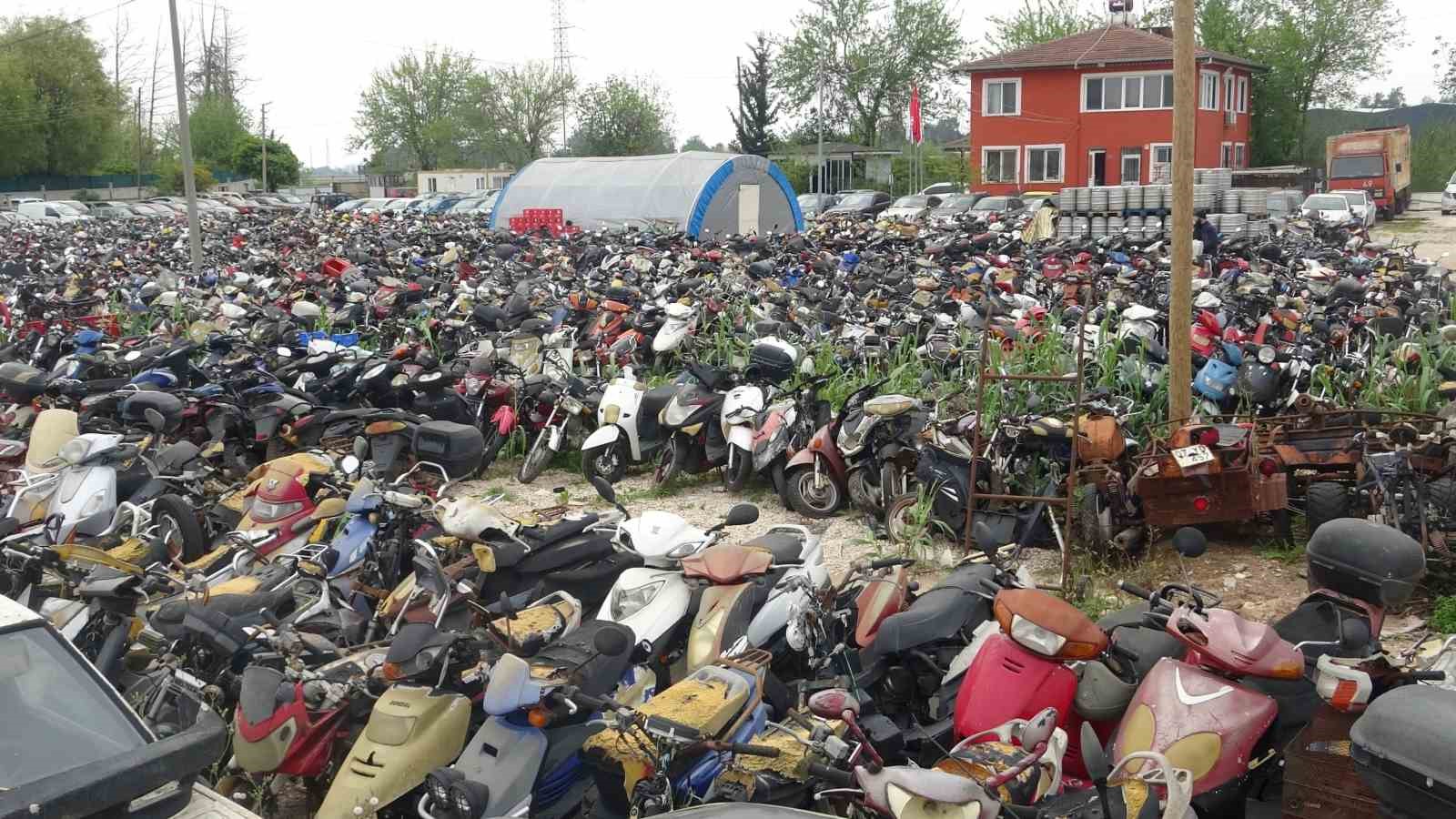 yediemin otoparklari arac mezarligina dondu milyonluk araclarla hurdaya donenler ayni alanda sahiplerini bekliyor 9 iQ2MGI2T