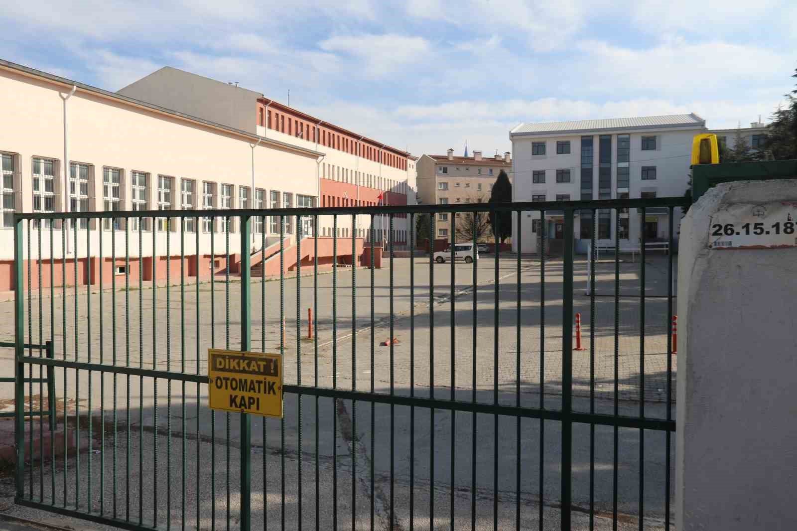 yedigi gidadan zehirlenen lise ogrencisi hastaneye kaldirildi 0 qgecad1V