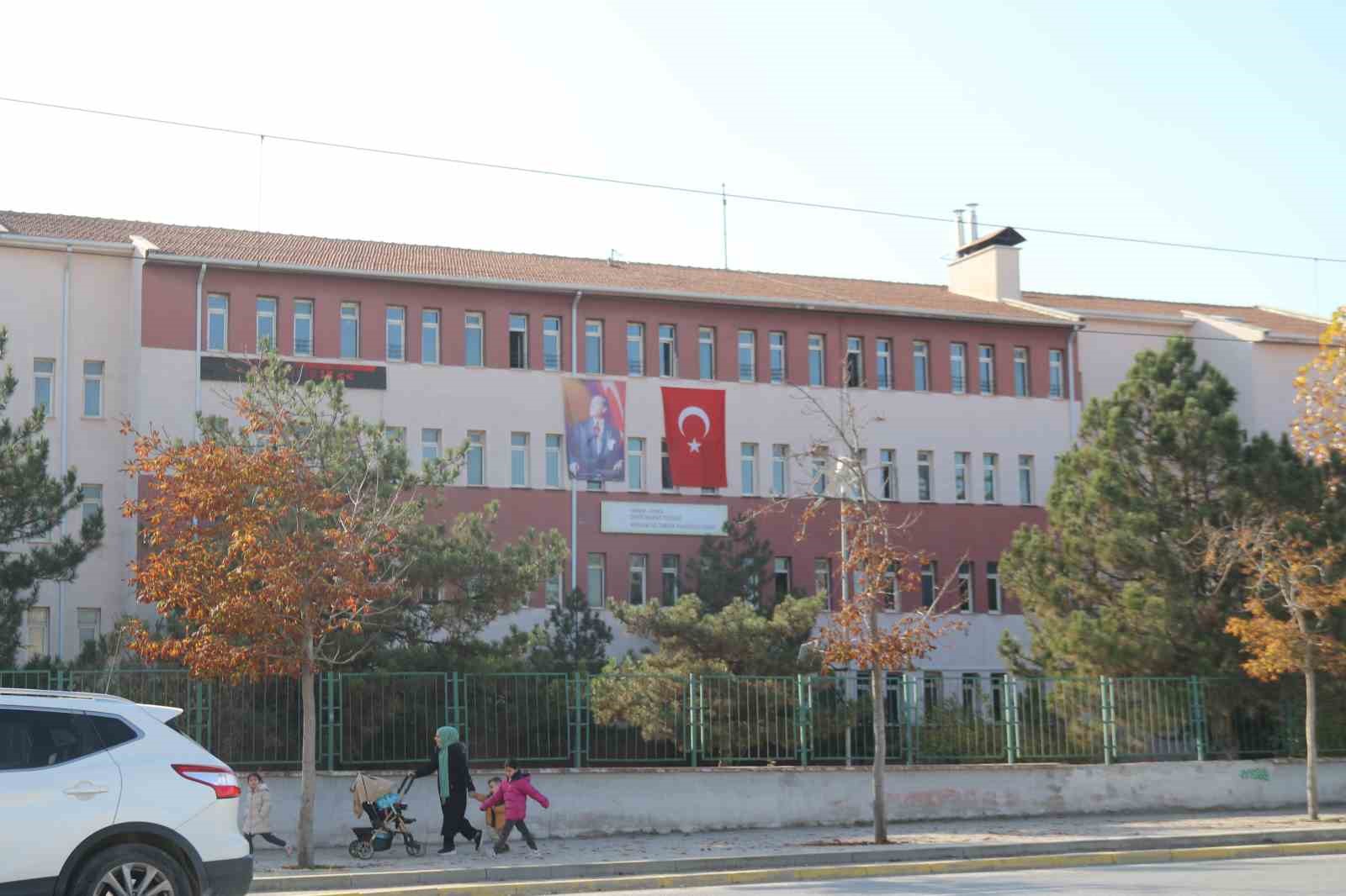 yedigi gidadan zehirlenen lise ogrencisi hastaneye kaldirildi 2 yiRlwjTF