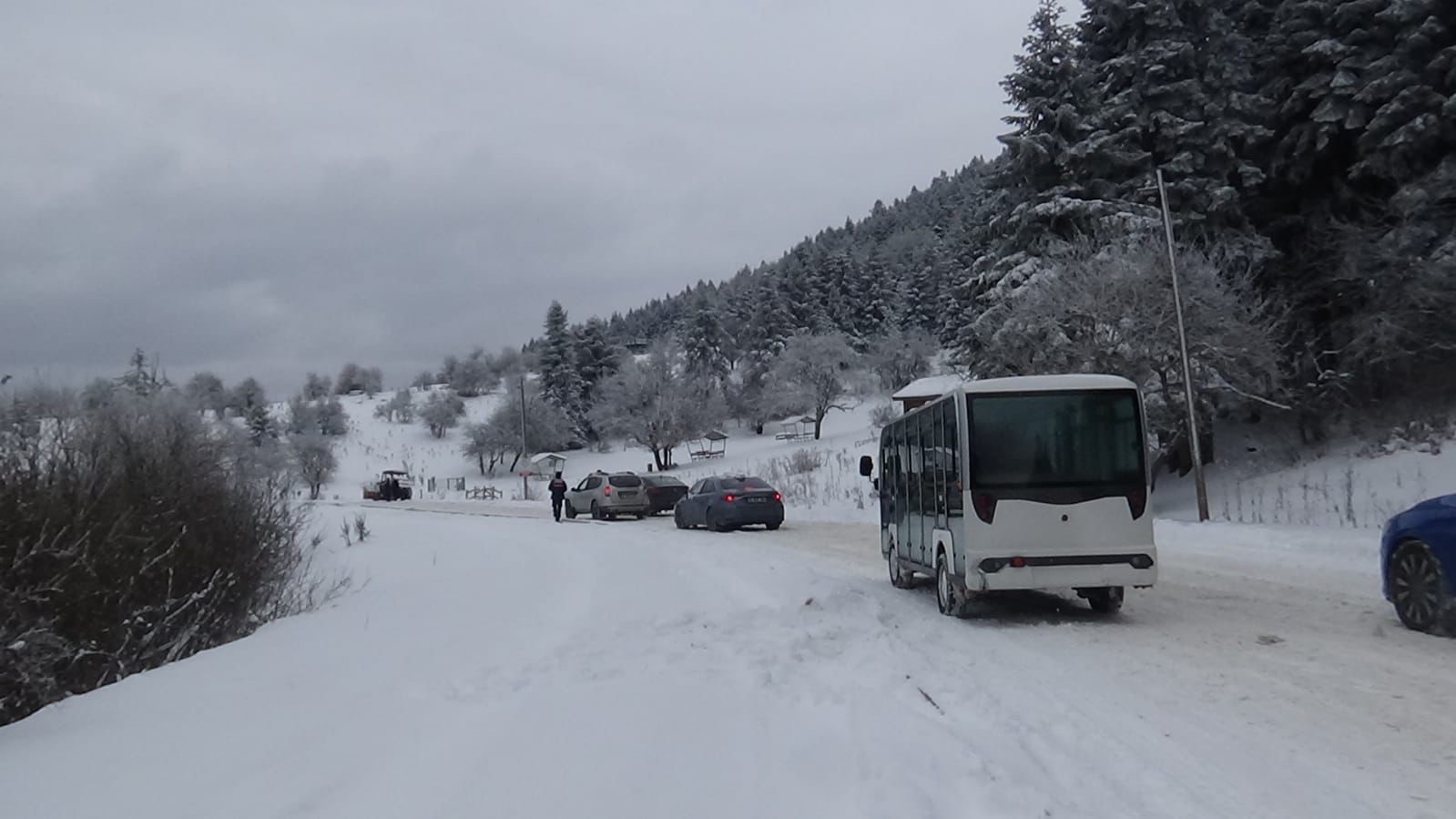 yedigoller milli parki yolu buzlanma nedeniyle ulasima kapatildi 0 8u8zzned