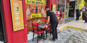 yedikleri-durumlerin-parasini-odemeden-kacan-gencler-kameraya-yansidi-ZhGJJvGC.jpg