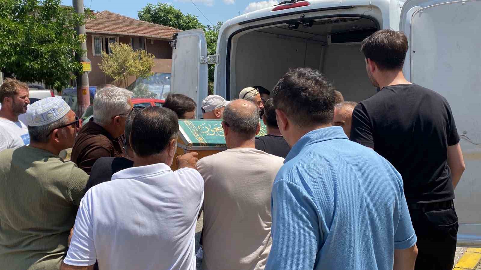 Yeğeni tarafından pala ile öldürülen adam toprağa verildi 4 yegeni tarafindan pala ile oldurulen adam topraga verildi 0
