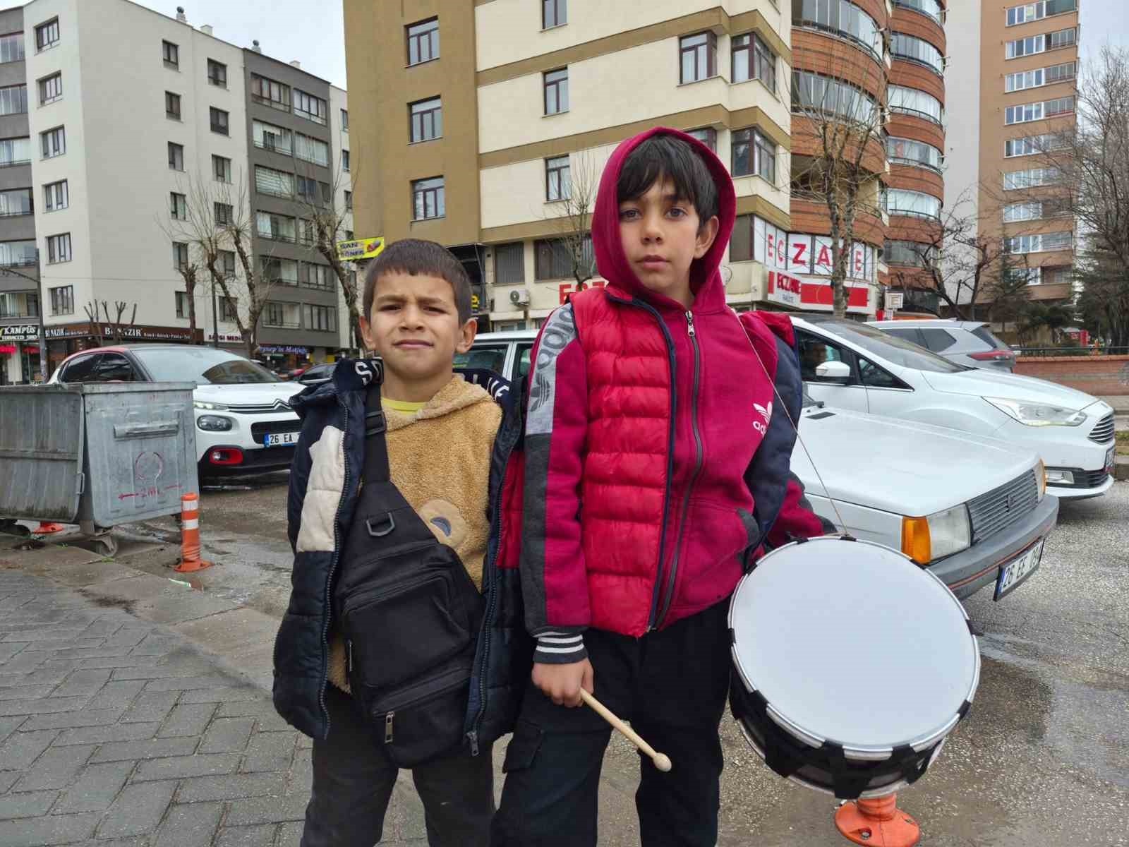 yegeniyle birlikte bayram harcligi toplayan kucuk davulcu 0 eTEt7Tvu