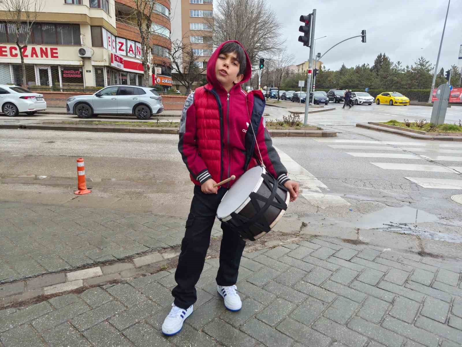 yegeniyle birlikte bayram harcligi toplayan kucuk davulcu 1 RjQwwMcm
