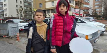 yegeniyle-birlikte-bayram-harcligi-toplayan-kucuk-davulcu-GYmKeBqn.jpg