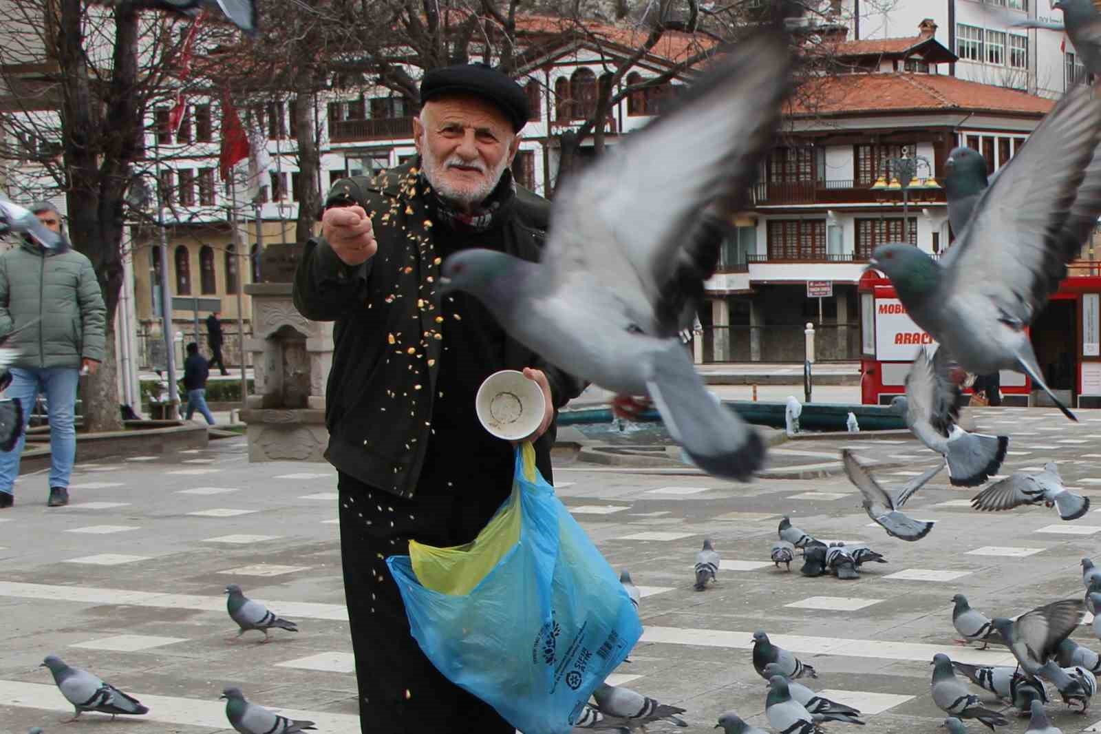 ’Yemci Dede’ 20 yıldır sokaklardaki güvercinleri beslemeden kahvaltı yapmıyor 4 yemci dede 20 yildir sokaklardaki guvercinleri beslemeden kahvalti yapmiyor 0 NcbKyKj1