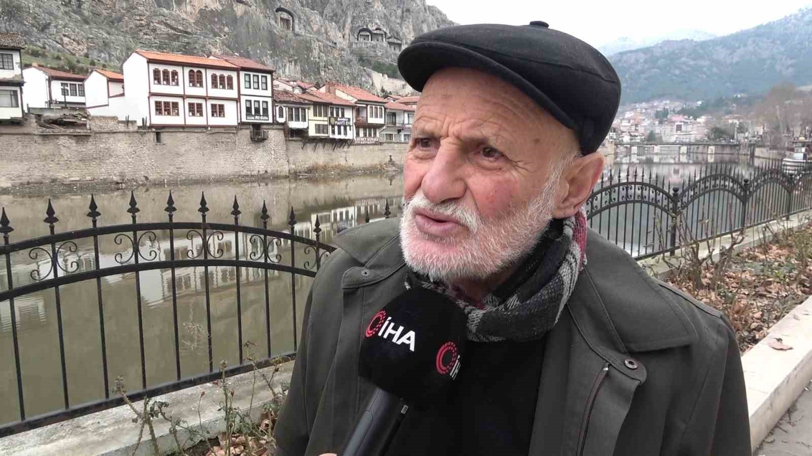 ’Yemci Dede’ 20 yıldır sokaklardaki güvercinleri beslemeden kahvaltı yapmıyor 11 yemci dede 20 yildir sokaklardaki guvercinleri beslemeden kahvalti yapmiyor 7 O6jkAFUX