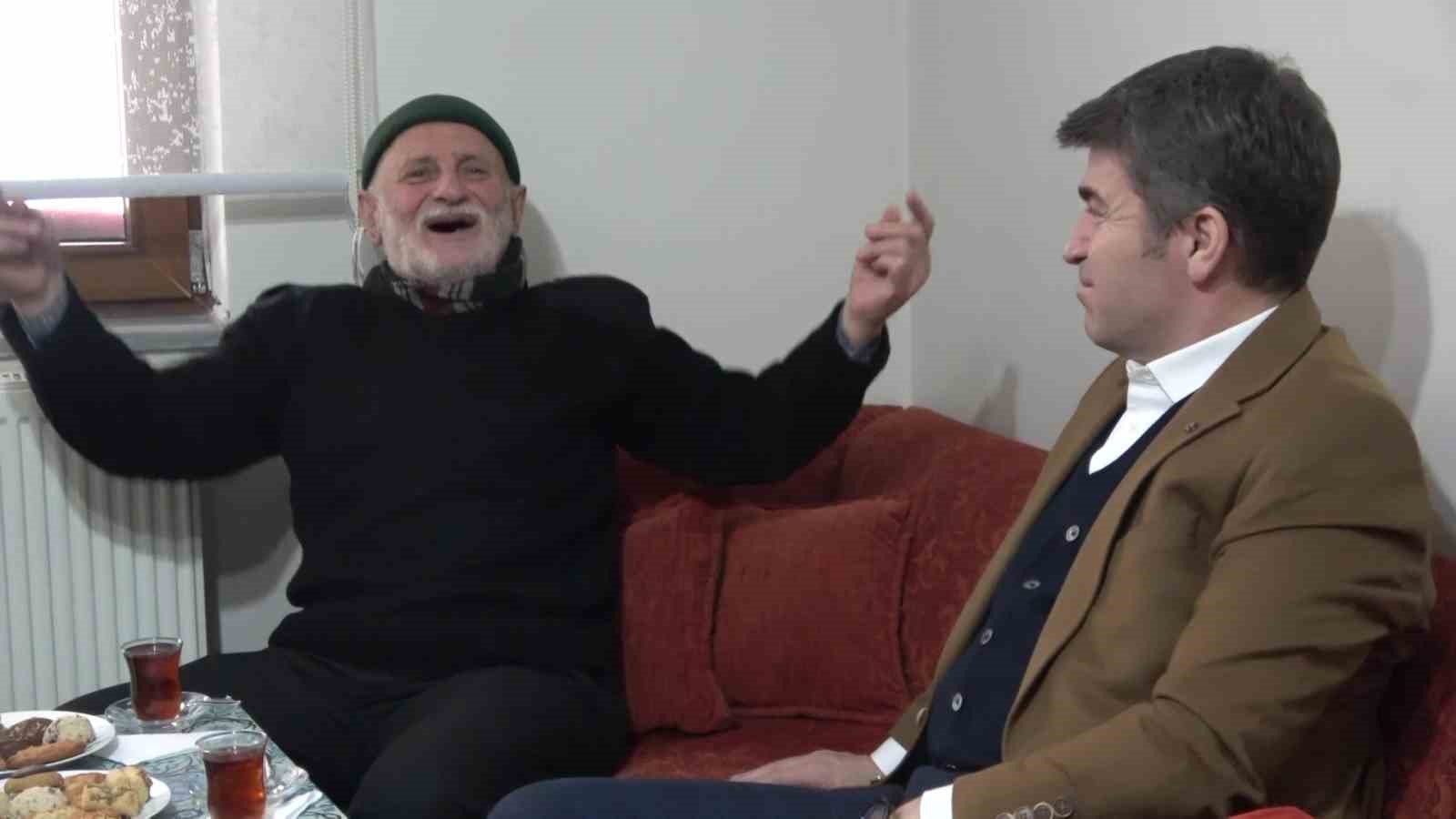 ’Yemci Dede’ 20 yıldır sokaklardaki güvercinleri beslemeden kahvaltı yapmıyor 12 yemci dede 20 yildir sokaklardaki guvercinleri beslemeden kahvalti yapmiyor 8 PdYXCI4I