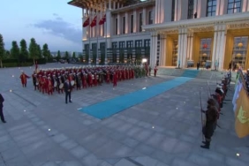 ABD Başkanı Trump’ın kalacağı otele Cumhurbaşkanı Erdoğan ile birlikte yer aldığı fotoğraf yansıtıldı 3 thumbnail