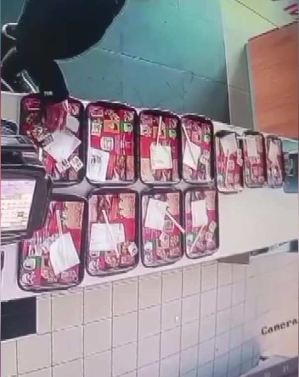 yemek tepsisindeki cep telefonunu boyle caldi 1 ZNMtgsKc